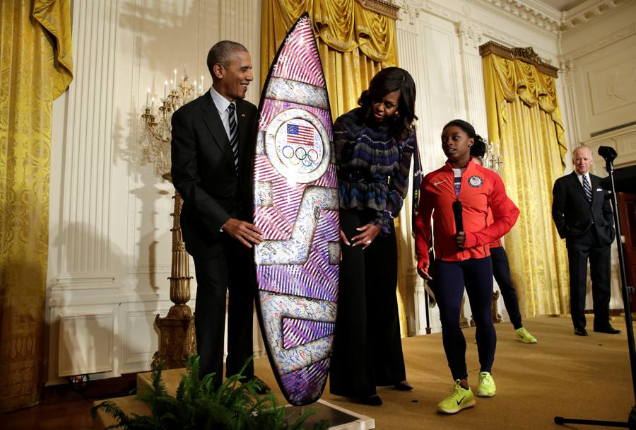 Regalo speciale per il presidente, donato dalla campionessa di ginnastica Simone Biles: un surf molto molto speciale. Reuters